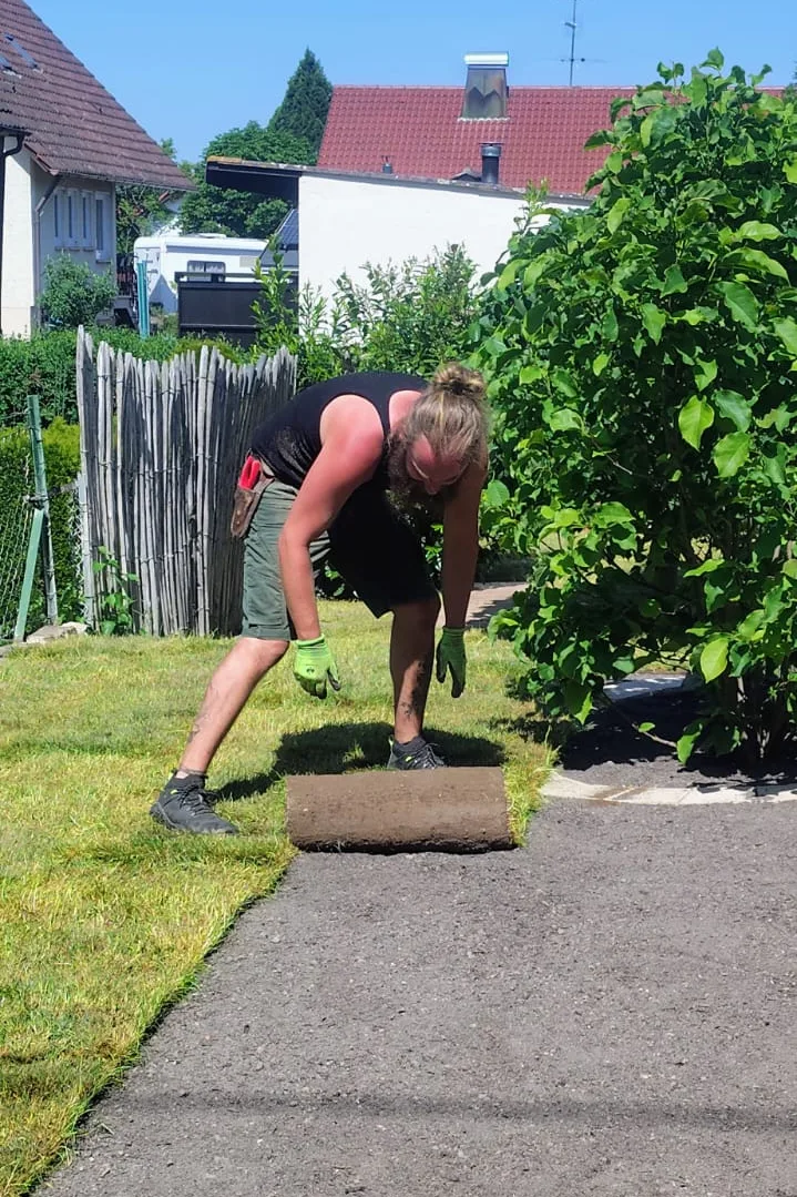Gartenarbeit im Freien — langes Stehen beansprucht die Füße